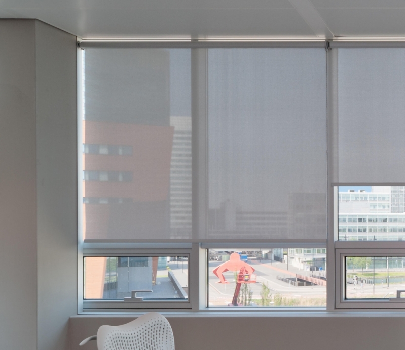 Colocação de Cortina Rolo Hunter Douglas Alphaville - Cortina Rolo Blecaute